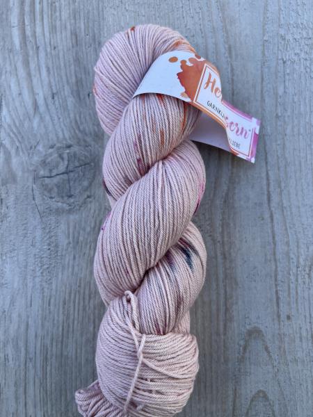 Herzfasern No. 92 – Rosenschaum, handgefärbt in Rosé mit Sprenkeln, Strangaufnahme“